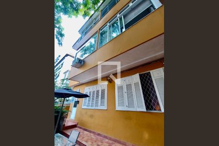 Apartamento à venda com 105m², 3 quartos e sem vaga Apartamento à venda com 105m², 3 quartos e sem vagaFachada com cartaz QA
