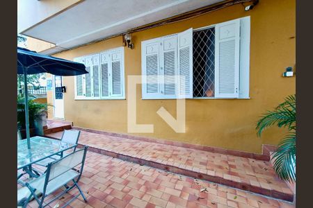 Apartamento à venda com 105m², 3 quartos e sem vaga Apartamento à venda com 105m², 3 quartos e sem vagaFachada com cartaz QA