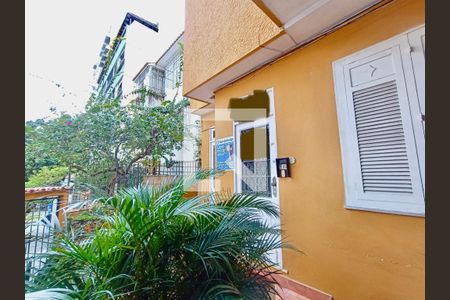 Apartamento à venda com 105m², 3 quartos e sem vaga Apartamento à venda com 105m², 3 quartos e sem vagaFachada com cartaz QA