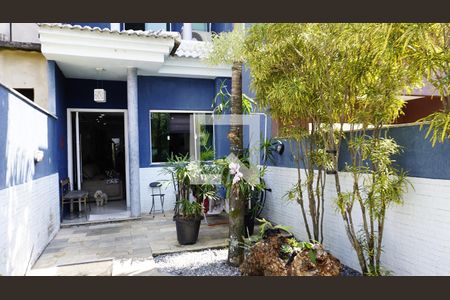 Casa de condomínio à venda com 240m², 3 quartos e 1 vagaFachada