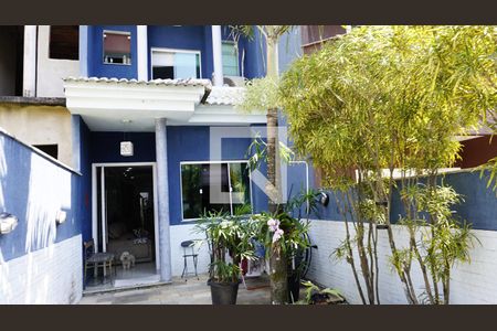 Casa de condomínio à venda com 240m², 3 quartos e 1 vagaFachada