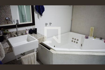 Casa de condomínio à venda com 240m², 3 quartos e 1 vagaBanheiro Suite 3