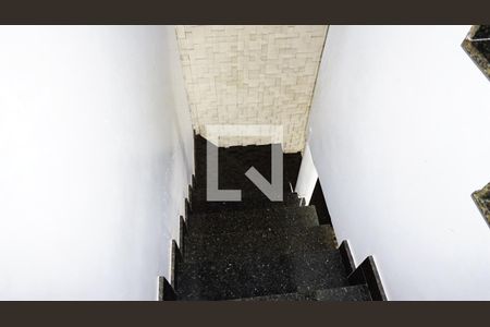 Casa de condomínio à venda com 240m², 3 quartos e 1 vagaEscada segundo andar