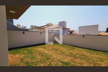 Casa de condomínio à venda com 235m², 4 quartos e 5 vagas Casa de condomínio à venda com 235m², 4 quartos e 5 vagasÁrea Externa
