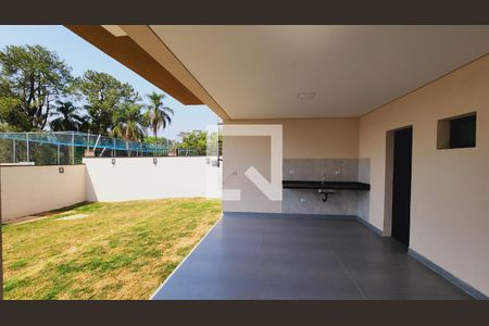 Casa de condomínio à venda com 235m², 4 quartos e 5 vagas Casa de condomínio à venda com 235m², 4 quartos e 5 vagasÁrea Externa