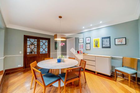 Casa de condomínio à venda com 667m², 4 quartos e 6 vagas Casa de condomínio à venda com 667m², 4 quartos e 6 vagasSala