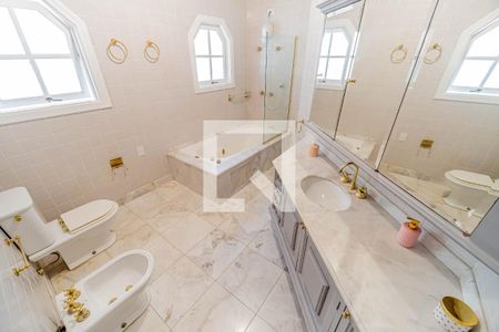 Casa de condomínio à venda com 667m², 4 quartos e 6 vagas Casa de condomínio à venda com 667m², 4 quartos e 6 vagasBanheiro