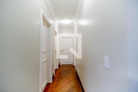 Casa de condomínio à venda com 667m², 4 quartos e 6 vagas Casa de condomínio à venda com 667m², 4 quartos e 6 vagasCorredor