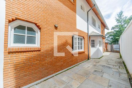 Casa de condomínio à venda com 667m², 4 quartos e 6 vagas Casa de condomínio à venda com 667m², 4 quartos e 6 vagasFachada