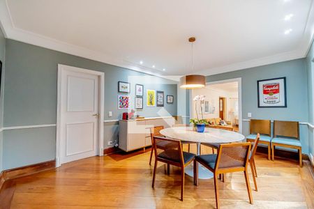 Casa de condomínio à venda com 667m², 4 quartos e 6 vagas Casa de condomínio à venda com 667m², 4 quartos e 6 vagasSala