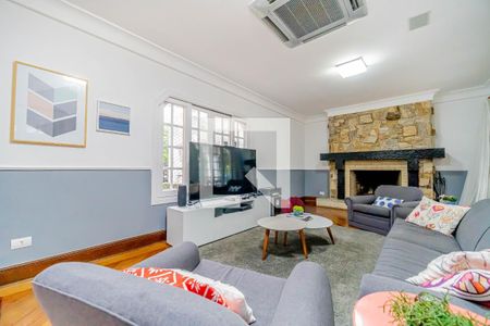 Casa de condomínio à venda com 667m², 4 quartos e 6 vagas Casa de condomínio à venda com 667m², 4 quartos e 6 vagasSala de TV