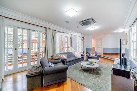 Casa de condomínio à venda com 667m², 4 quartos e 6 vagas Casa de condomínio à venda com 667m², 4 quartos e 6 vagasSala de TV