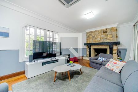 Casa de condomínio à venda com 667m², 4 quartos e 6 vagas Casa de condomínio à venda com 667m², 4 quartos e 6 vagasSala de TV