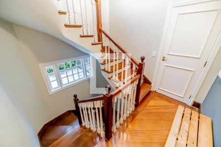 Casa de condomínio à venda com 667m², 4 quartos e 6 vagas Casa de condomínio à venda com 667m², 4 quartos e 6 vagasEscada