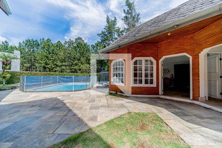 Casa de condomínio à venda com 667m², 4 quartos e 6 vagas Casa de condomínio à venda com 667m², 4 quartos e 6 vagasFachada