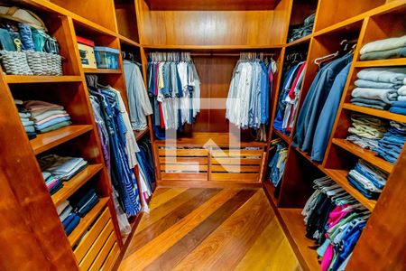 Casa de condomínio à venda com 667m², 4 quartos e 6 vagas Casa de condomínio à venda com 667m², 4 quartos e 6 vagasCloset