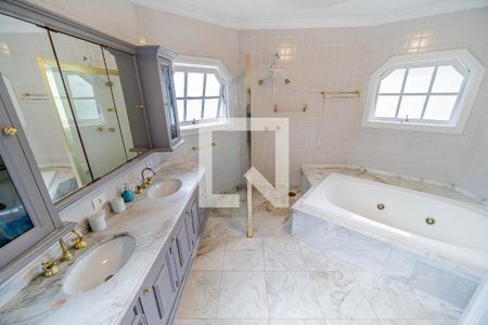 Casa de condomínio à venda com 667m², 4 quartos e 6 vagas Casa de condomínio à venda com 667m², 4 quartos e 6 vagasBanheiro