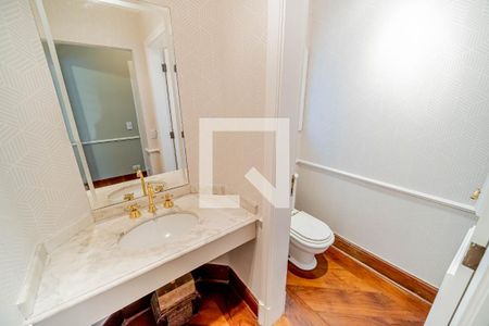 Casa de condomínio à venda com 667m², 4 quartos e 6 vagas Casa de condomínio à venda com 667m², 4 quartos e 6 vagasBanheiro