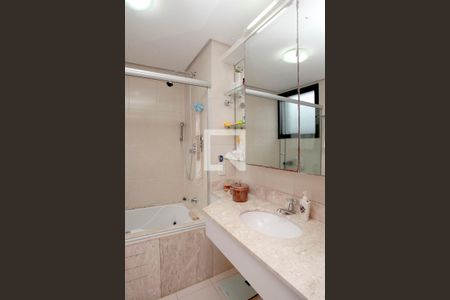 Apartamento à venda com 200m², 4 quartos e 3 vagasBanheiro Quarto 1 Suíte