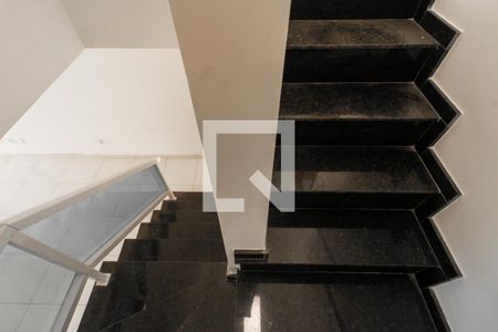 Casa à venda com 120m², 3 quartos e 2 vagasEscada