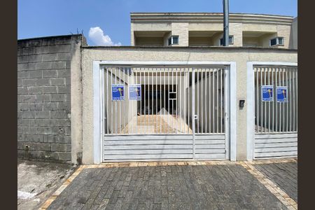 Casa à venda com 145m², 3 quartos e 2 vagas Casa à venda com 145m², 3 quartos e 2 vagasFachada