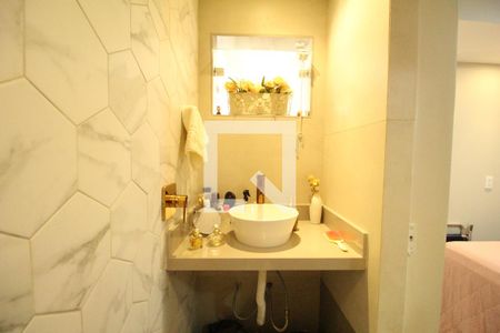 Apartamento à venda com 105m², 2 quartos e 1 vagaÁrea de serviço - Banheiro