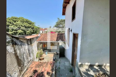 Casa à venda com 300m², 4 quartos e 2 vagas Casa à venda com 300m², 4 quartos e 2 vagasLateral da casa