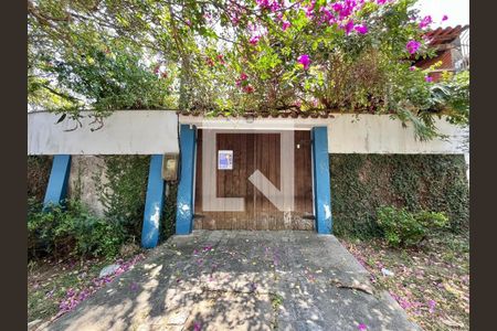 Casa à venda com 300m², 4 quartos e 2 vagas Casa à venda com 300m², 4 quartos e 2 vagasFachada