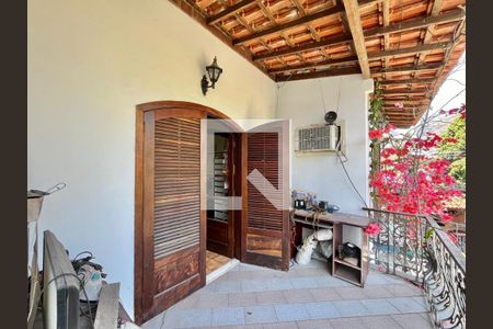 Casa à venda com 300m², 4 quartos e 2 vagas Casa à venda com 300m², 4 quartos e 2 vagasQuarto 2 - Varanda