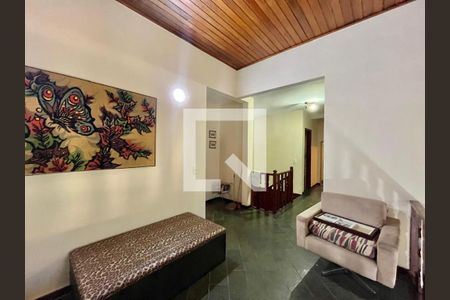 Casa à venda com 300m², 4 quartos e 2 vagas Casa à venda com 300m², 4 quartos e 2 vagasSala do segundo andar
