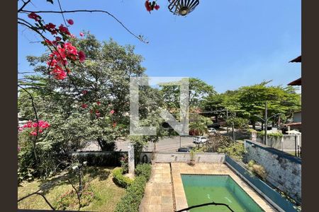 Casa à venda com 300m², 4 quartos e 2 vagas Casa à venda com 300m², 4 quartos e 2 vagasQuarto 2 - Varanda