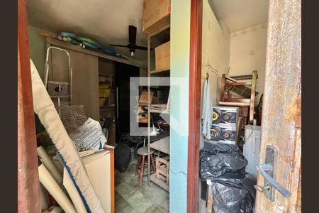 Casa à venda com 300m², 4 quartos e 2 vagas Casa à venda com 300m², 4 quartos e 2 vagasÁrea de serviço - Quarto/banheiro