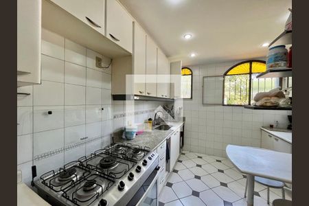 Casa à venda com 300m², 4 quartos e 2 vagas Casa à venda com 300m², 4 quartos e 2 vagasCozinha