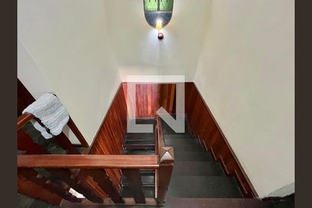 Casa à venda com 300m², 4 quartos e 2 vagas Casa à venda com 300m², 4 quartos e 2 vagasEscada