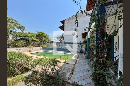 Casa à venda com 300m², 4 quartos e 2 vagas Casa à venda com 300m², 4 quartos e 2 vagasPiscina
