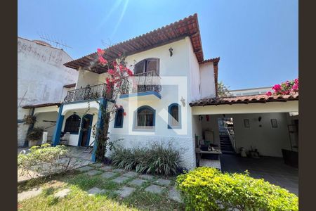 Casa à venda com 300m², 4 quartos e 2 vagas Casa à venda com 300m², 4 quartos e 2 vagasFrente da casa