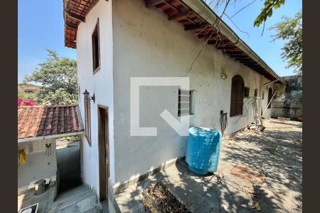 Casa à venda com 300m², 4 quartos e 2 vagas Casa à venda com 300m², 4 quartos e 2 vagasFundos da casa