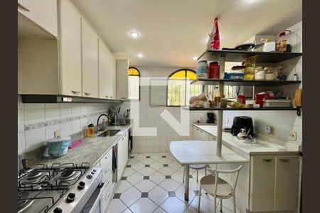 Casa à venda com 300m², 4 quartos e 2 vagas Casa à venda com 300m², 4 quartos e 2 vagasCozinha