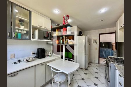 Casa à venda com 300m², 4 quartos e 2 vagas Casa à venda com 300m², 4 quartos e 2 vagasCozinha