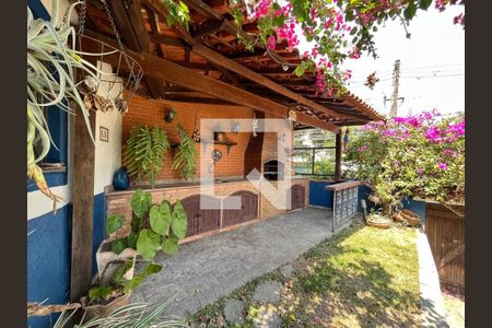 Casa à venda com 300m², 4 quartos e 2 vagas Casa à venda com 300m², 4 quartos e 2 vagasChurrasqueira