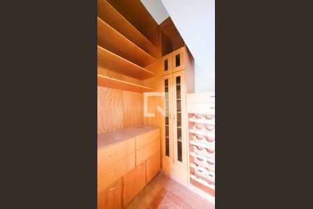 Casa de condomínio à venda com 400m², 5 quartos e 4 vagasAdega