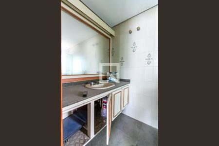 Apartamento à venda com 226m², 4 quartos e 3 vagas Apartamento à venda com 226m², 4 quartos e 3 vagasBanheiro da Suíte 2