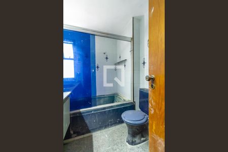 Apartamento à venda com 226m², 4 quartos e 3 vagas Apartamento à venda com 226m², 4 quartos e 3 vagasBanheiro da Suíte 1