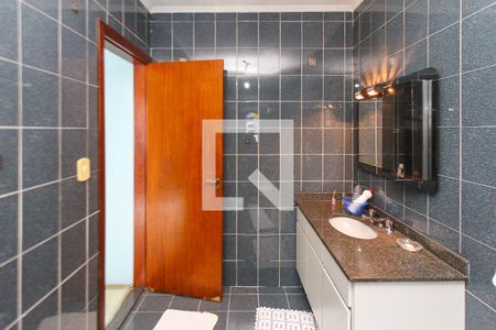 Casa à venda com 440m², 2 quartos e 8 vagas Casa à venda com 440m², 2 quartos e 8 vagasBanheiro da Suite