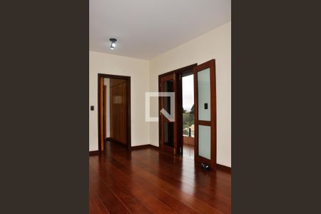 Casa à venda com 570m², 5 quartos e 6 vagasDetalhe - Quarto 04 com Suíte