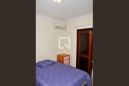 Casa à venda com 570m², 5 quartos e 6 vagasDetalhe - Quarto 02 com Suíte