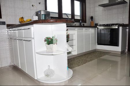 Casa à venda com 570m², 5 quartos e 6 vagasDetalhe - Cozinha