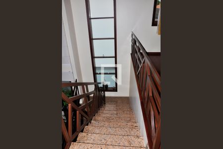 Casa à venda com 570m², 5 quartos e 6 vagasDetalhe - Escada Quartos