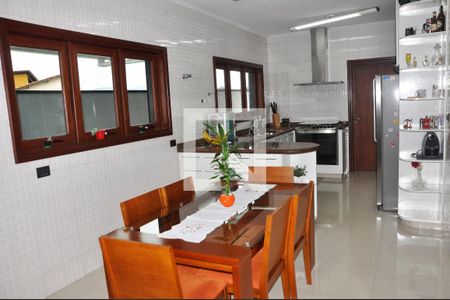 Casa à venda com 570m², 5 quartos e 6 vagasDetalhe - Cozinha