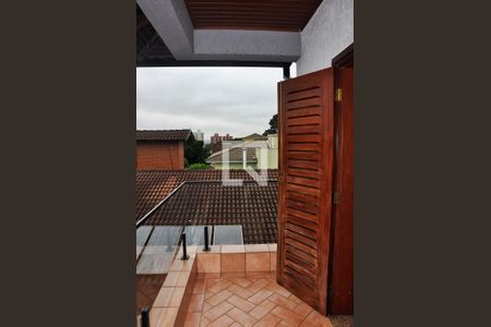 Casa à venda com 570m², 5 quartos e 6 vagasDetalhe - Varanda do Quarto 02 com Suíte